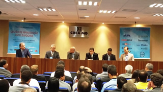 O presidente do Sindicon MG, Carlos Eduardo Alves de Queiróz, participa da mesa de abertura do evento internacional