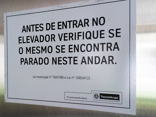 Adesivação de elevador é lei e falta gera multa