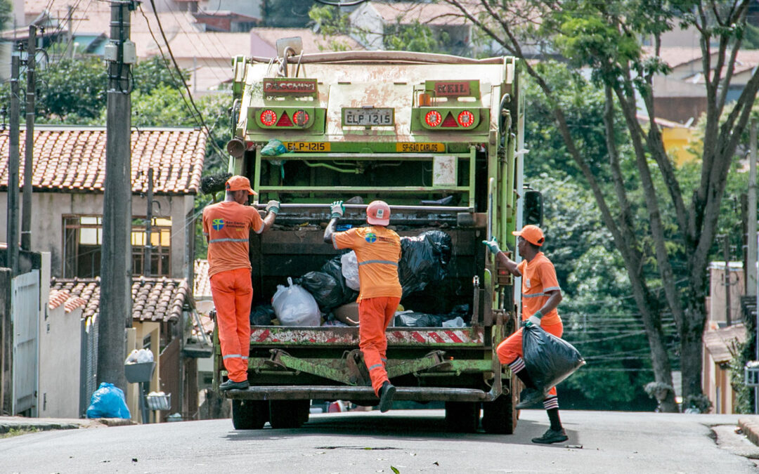Condomínio de MG é condenado a indenizar gari por perfuração com agulha