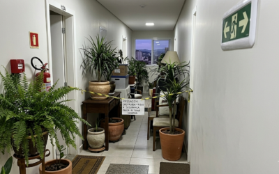 Objetos pessoais em corredores de condomínios devem ser proibidos